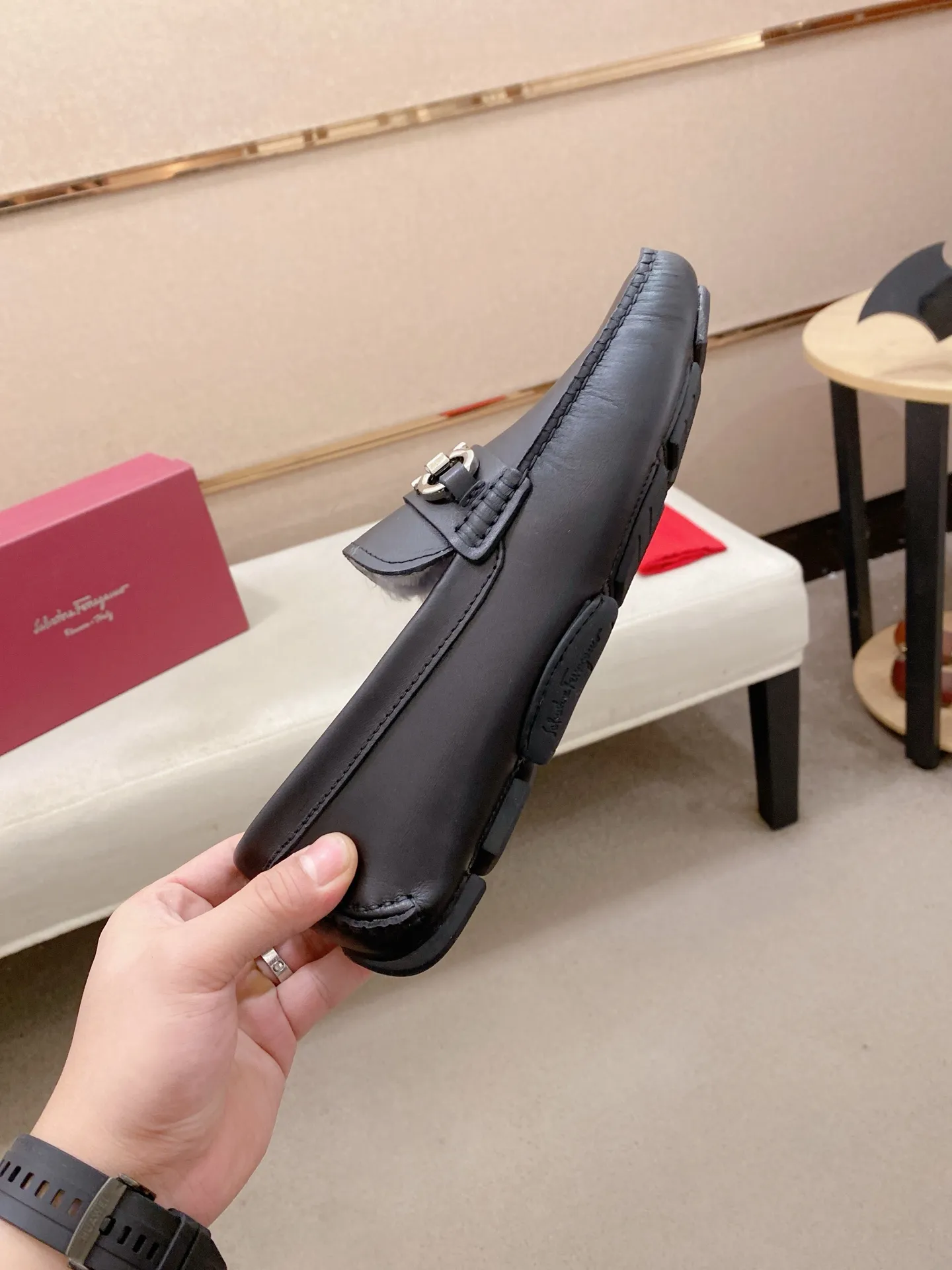 Factory price: 540💰High-end quality! Ferragamo🆕🆕Exclusive hot-selling products in stock🔥🔥New products on the shelves, high-quality Ferragamo men's pea shoes, high-end casual driving shoes, with complete packaging! 💪 💪 Material: imported first-layer cowhide 🐂 + imported high-quality wool lining + wear-resistant outsole 👍🏻👍🏻 Features: high-end and comfortable, purely handmade 🚀 🚀 Create the perfect shoes that suit you best 🔥 🔥 Size: (38-44) 45 standard size can be customized!